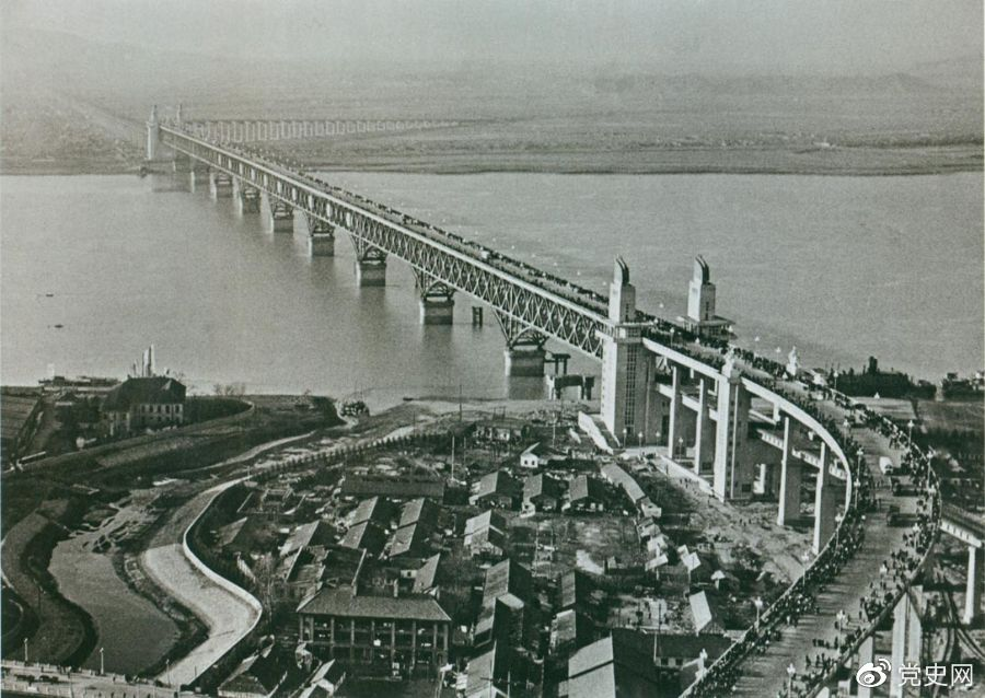 1968年12月29日， 南京長江大橋全面建成通車。這是當時中國自行設計建造的最大的鐵路、公路兩用橋。